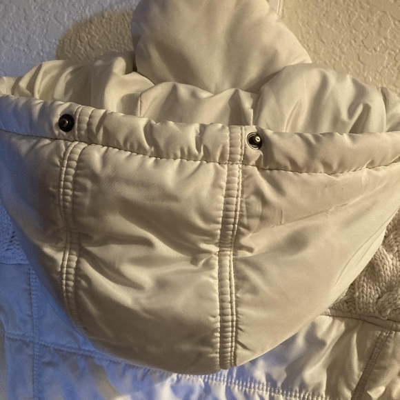 White puffer vest with hood. Zip up front with pockets by Areopostale - Picture 6 of 11
